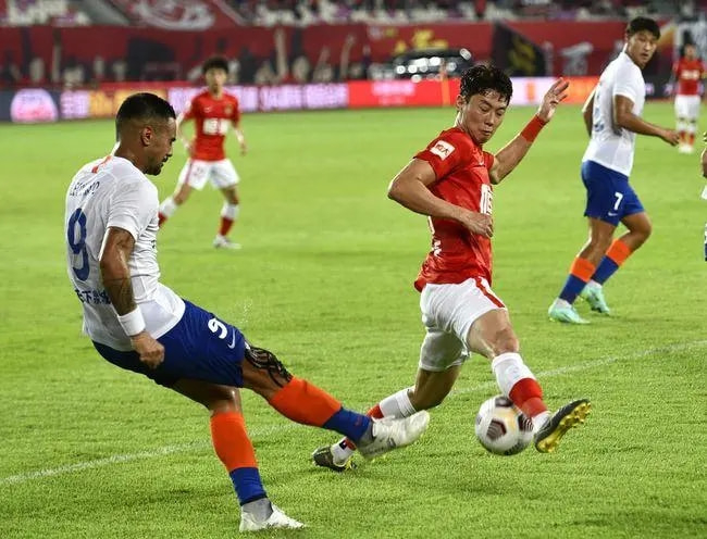 里程碑夜广州队内部沟通；意甲赛前刷纪录；质疑声仍在；团队化学反应显著